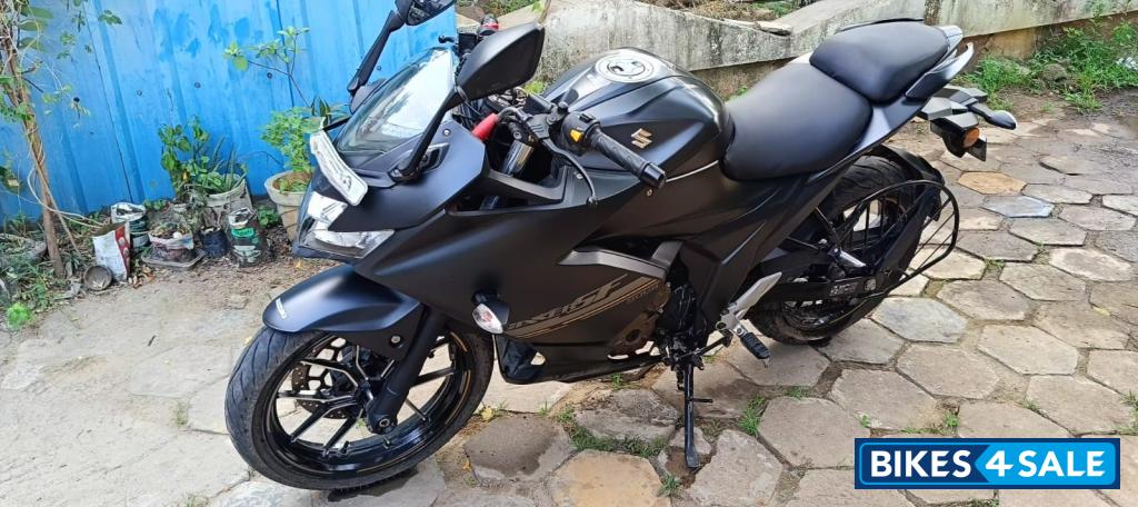 Metallic Matte Black Suzuki Gixxer SF 250 BS6