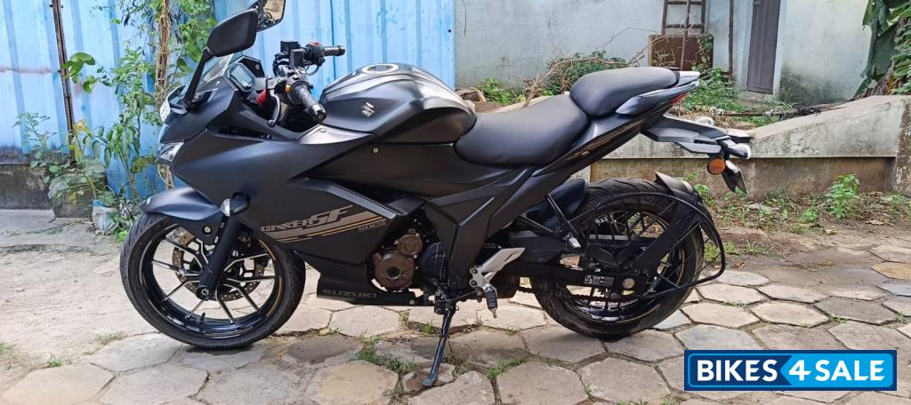 Metallic Matte Black Suzuki Gixxer SF 250 BS6