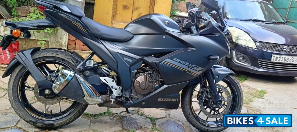 Metallic Matte Black Suzuki Gixxer SF 250 BS6
