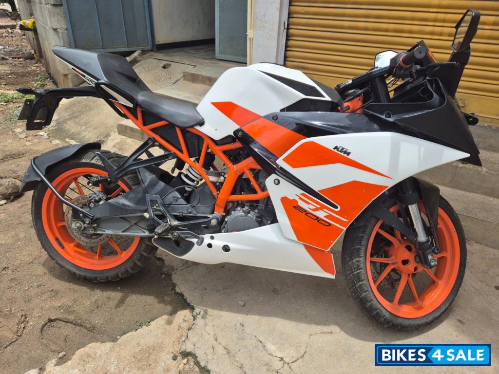 Orange KTM RC 200