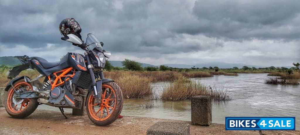 Black KTM Duke 390