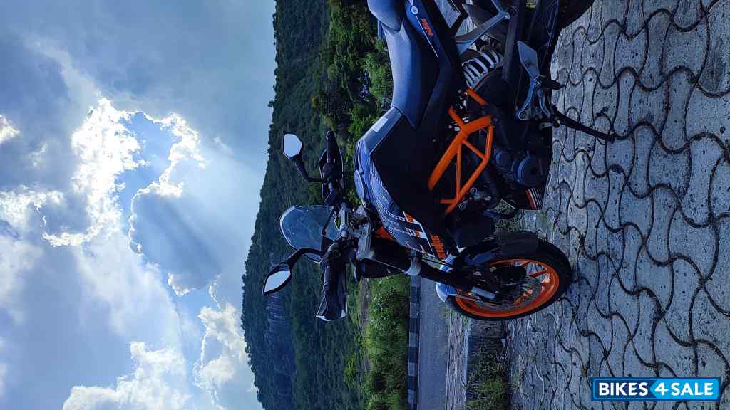 Black KTM Duke 390