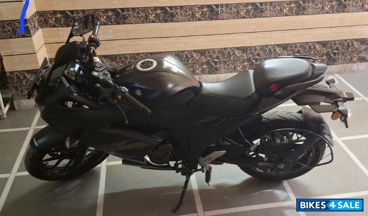 Mettalic Black Suzuki Gixxer SF 250 BS6
