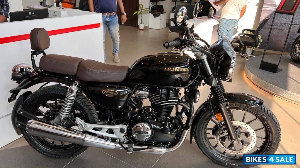 Pearl Igneous Black Honda CB350 DLX