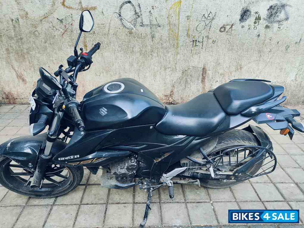 Mat Black Suzuki Gixxer 250