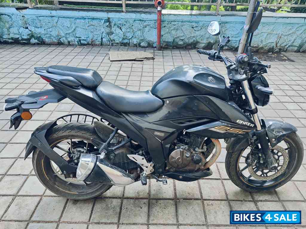 Mat Black Suzuki Gixxer 250