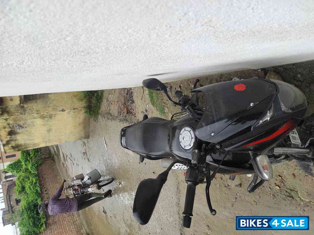 Black Bajaj Pulsar 150 Classic