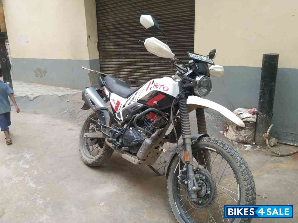 White Hero Xpulse 200 4V Pro