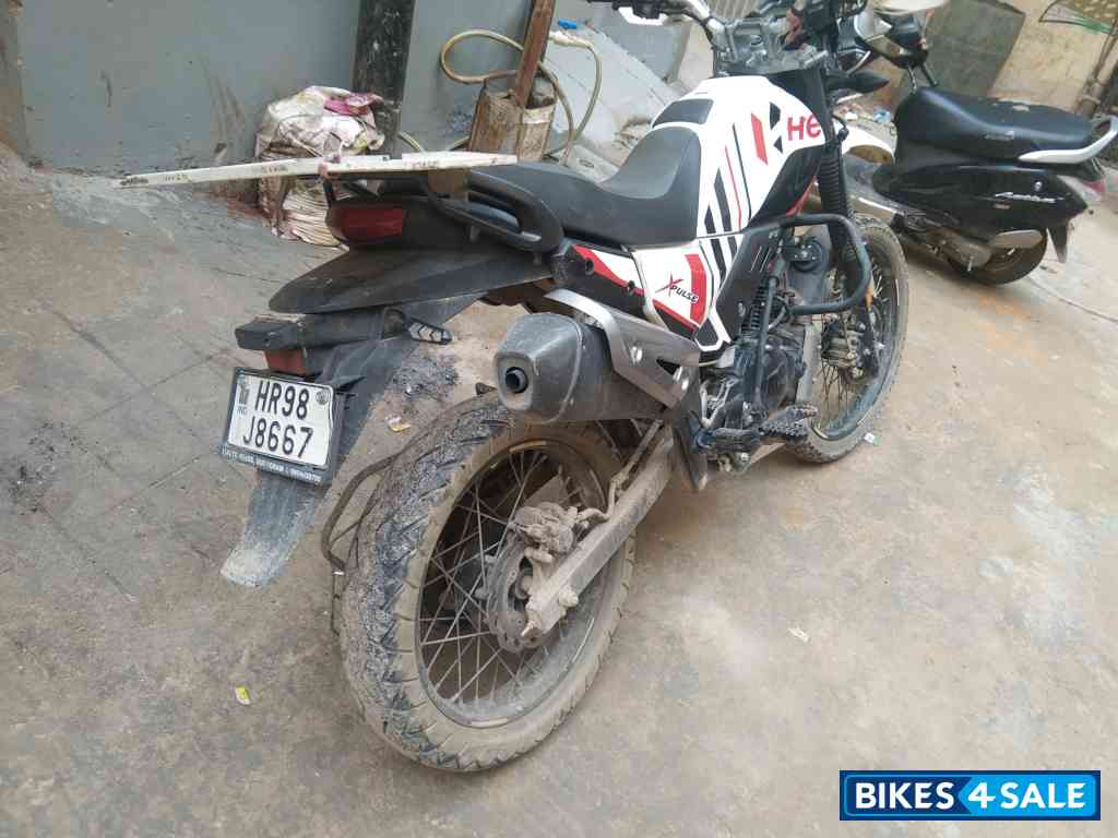 White Hero Xpulse 200 4V Pro