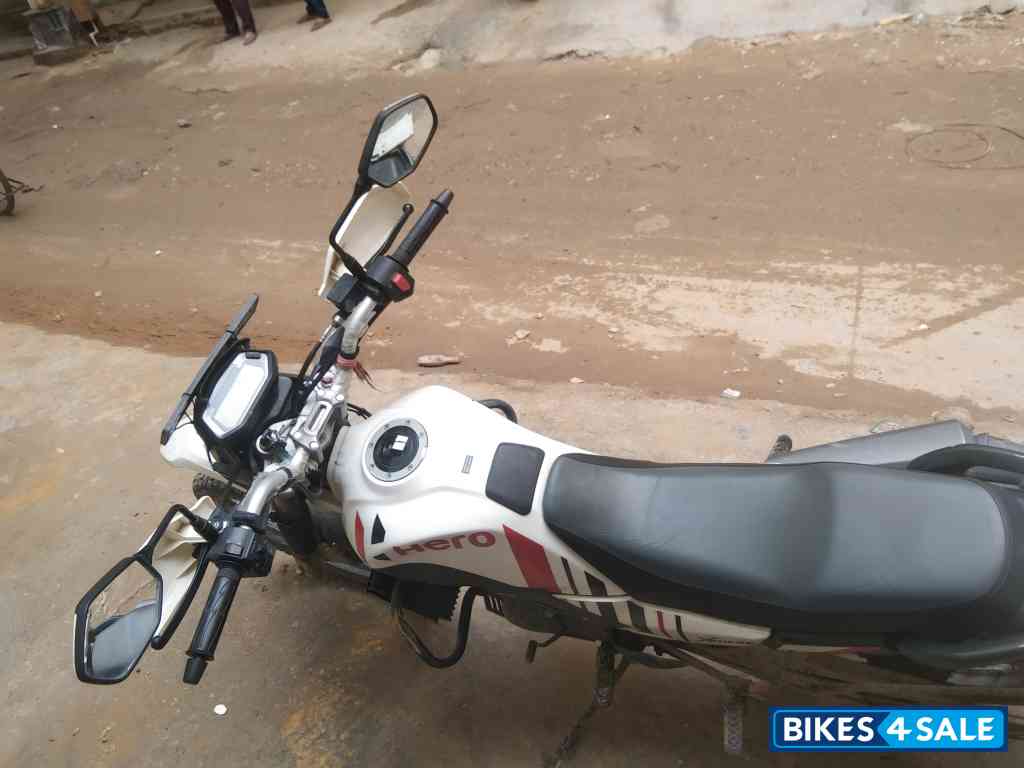 White Hero Xpulse 200 4V Pro