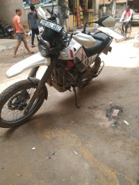 White Hero Xpulse 200 4V Pro