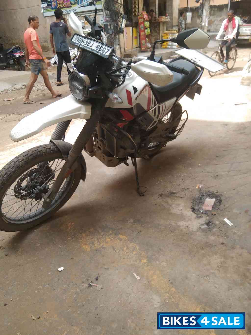 White Hero Xpulse 200 4V Pro