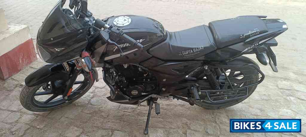 Black Bajaj Pulsar 125 Carbon Fibre Disc Split Seat