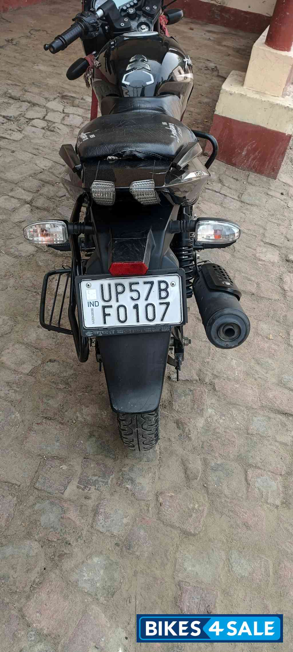 Black Bajaj Pulsar 125 Carbon Fibre Disc Split Seat