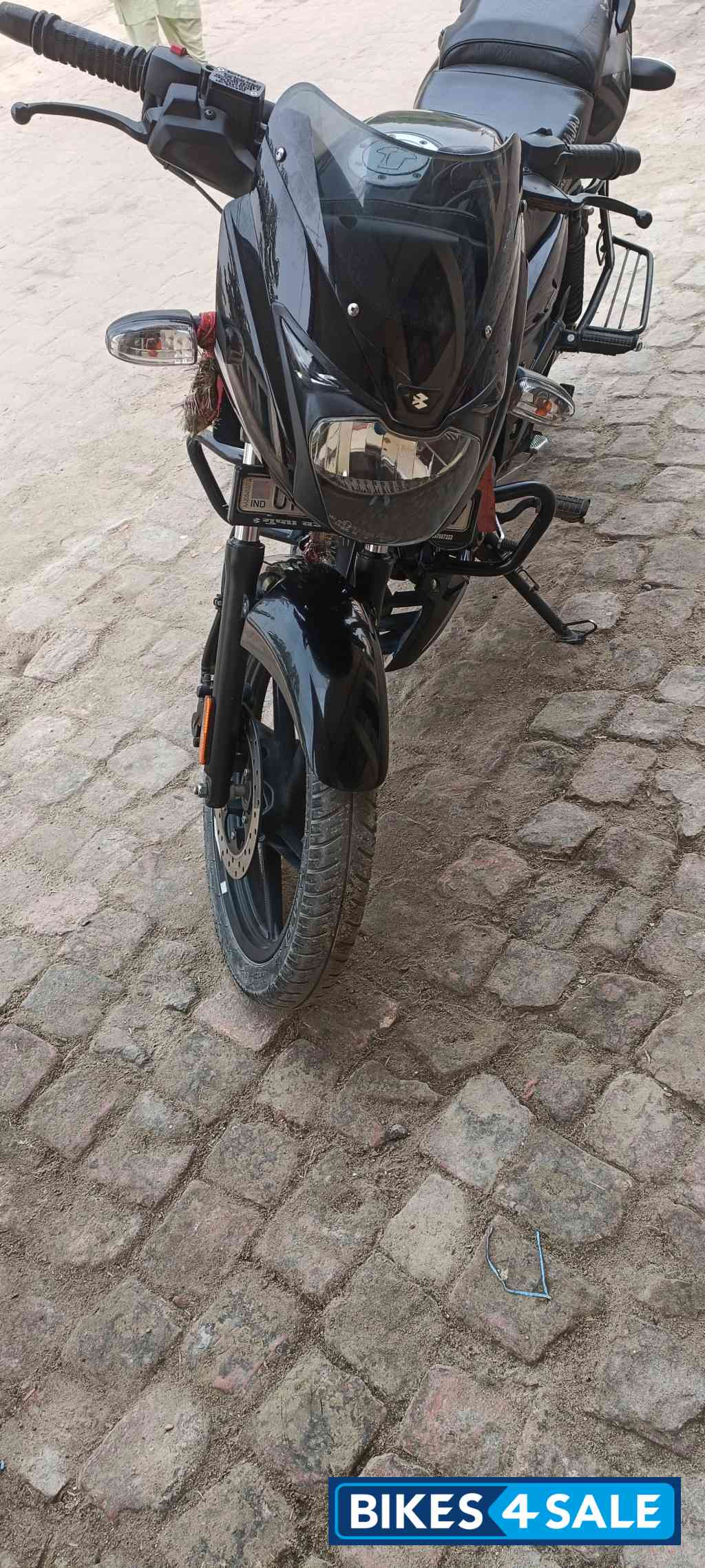 Black Bajaj Pulsar 125 Carbon Fibre Disc Split Seat