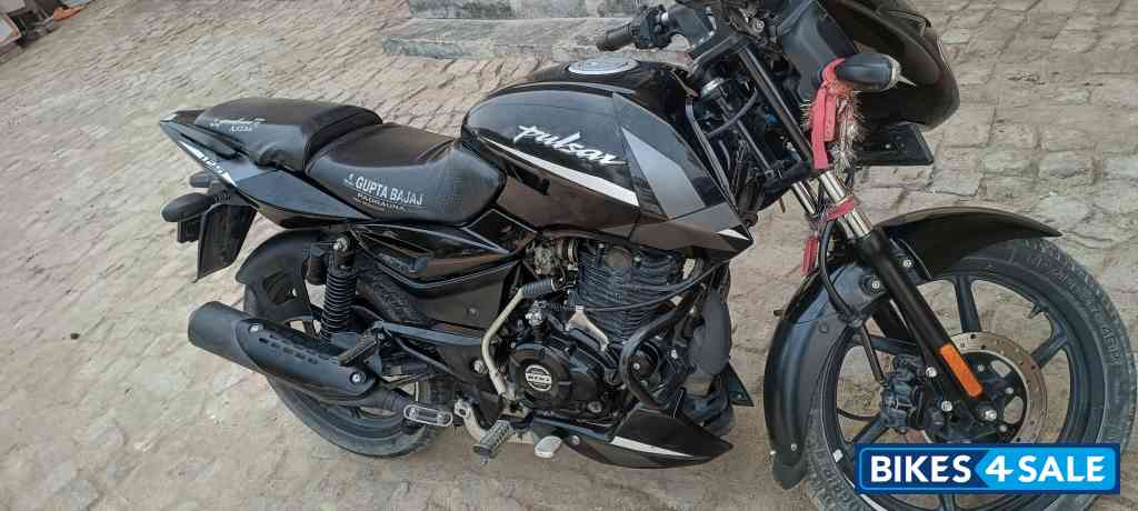 Black Bajaj Pulsar 125 Carbon Fibre Disc Split Seat