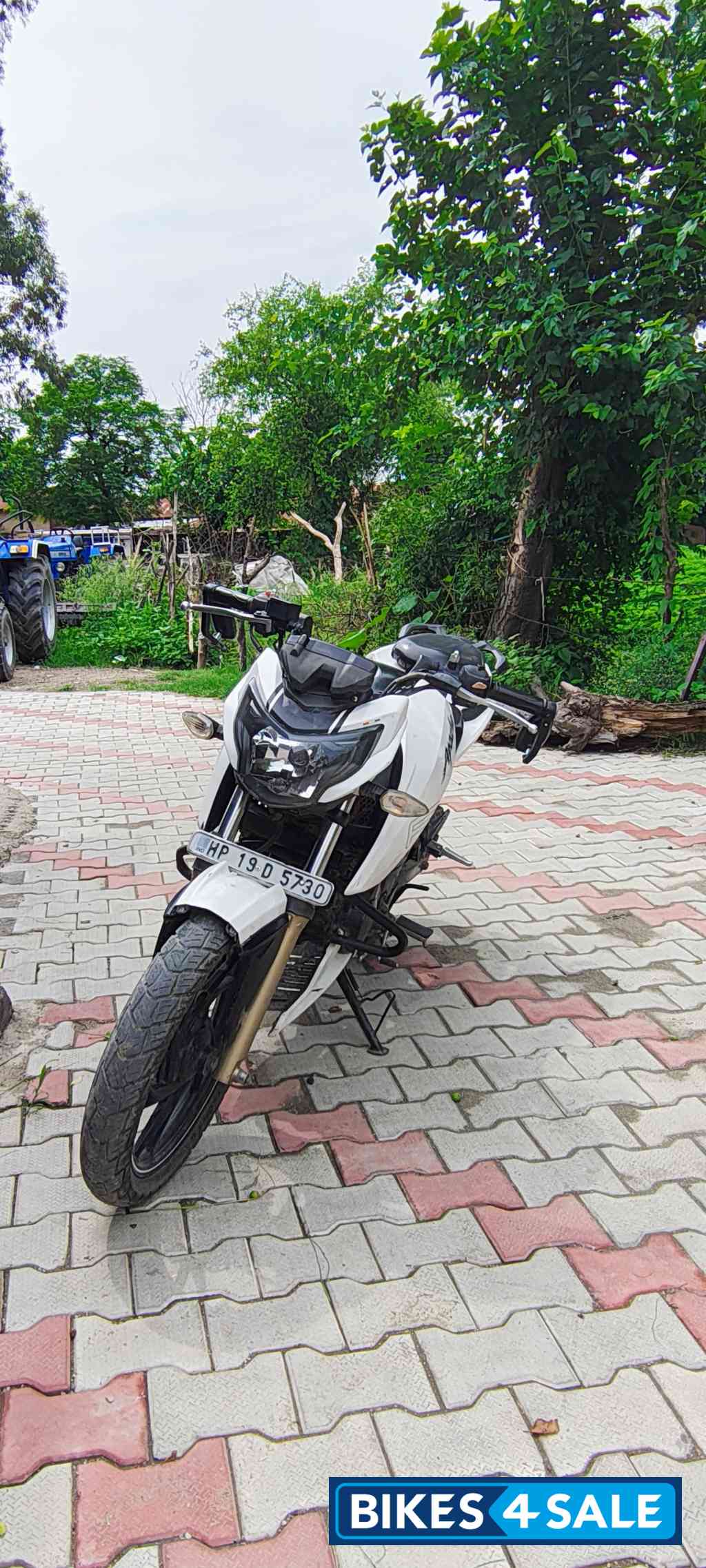 Pearl White TVS Apache RTR 200 4V
