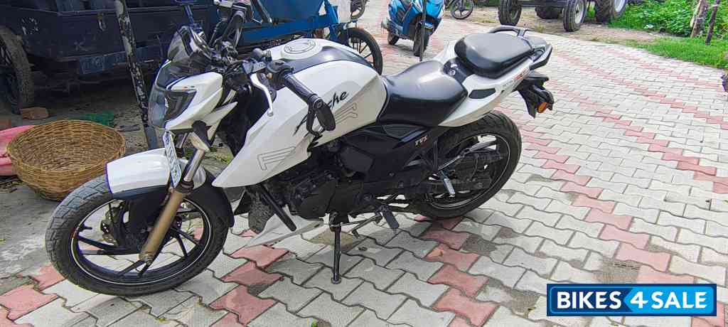 Pearl White TVS Apache RTR 200 4V