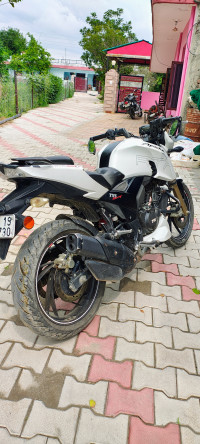 Pearl White TVS Apache RTR 200 4V