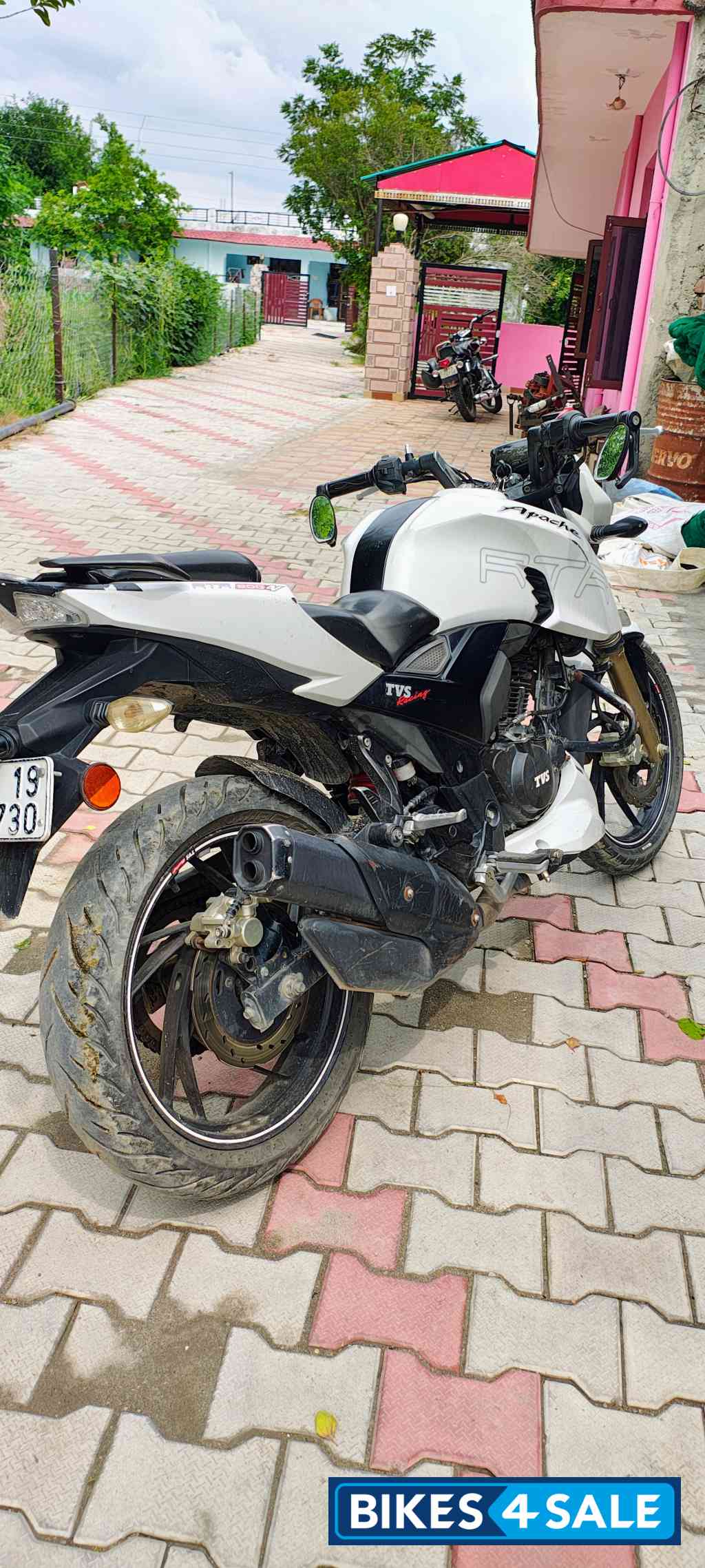 Pearl White TVS Apache RTR 200 4V