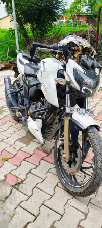 Pearl White TVS Apache RTR 200 4V