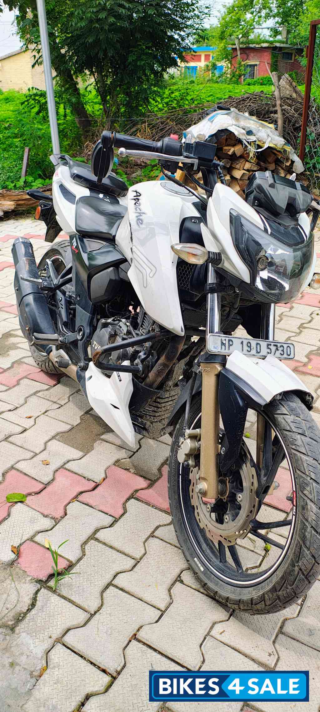 Pearl White TVS Apache RTR 200 4V