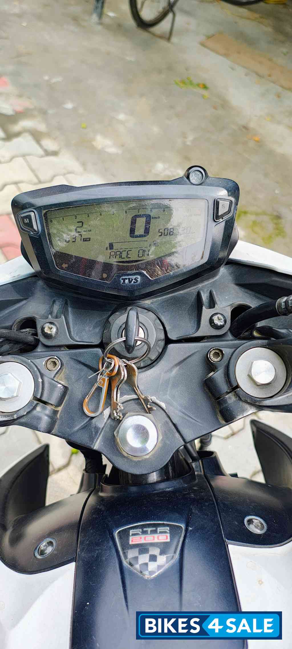 Pearl White TVS Apache RTR 200 4V