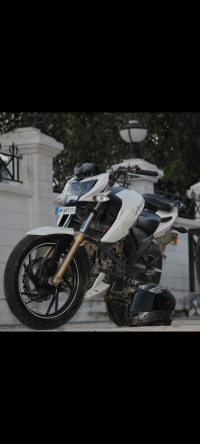 Pearl White TVS Apache RTR 200 4V