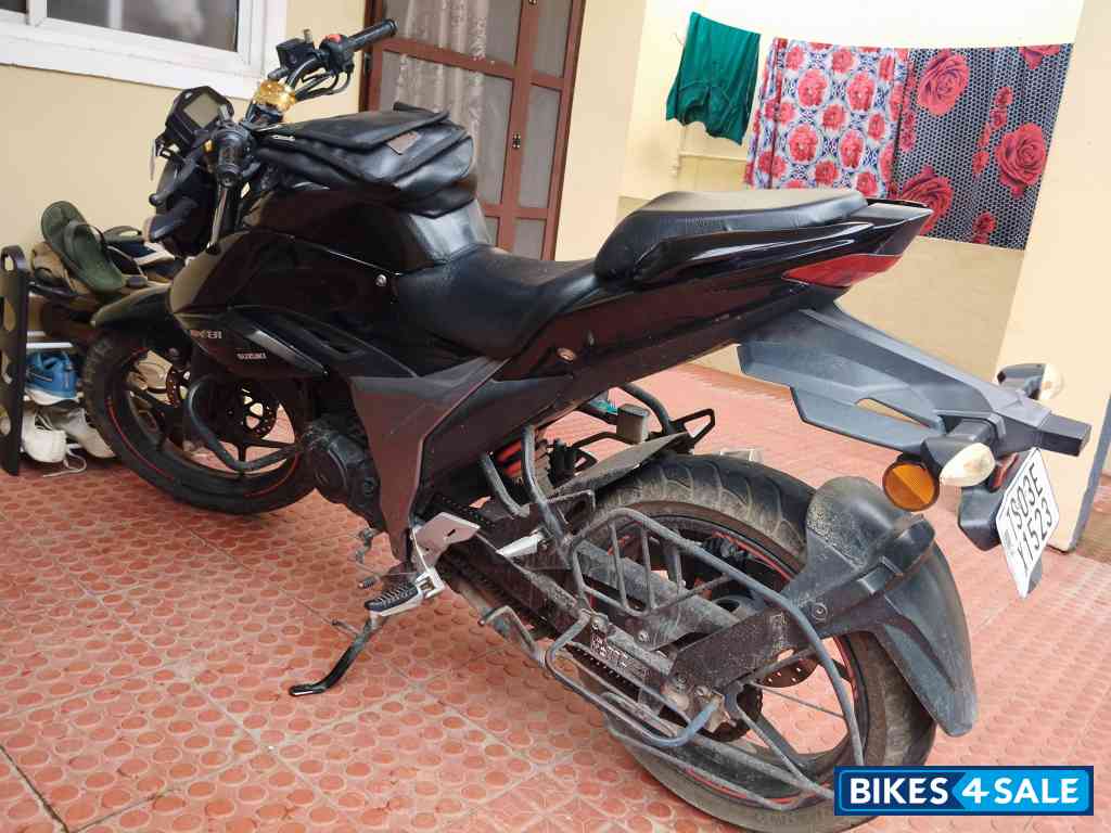 Black Suzuki Gixxer BS6