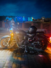 Royal Enfield Classic Stealth Black