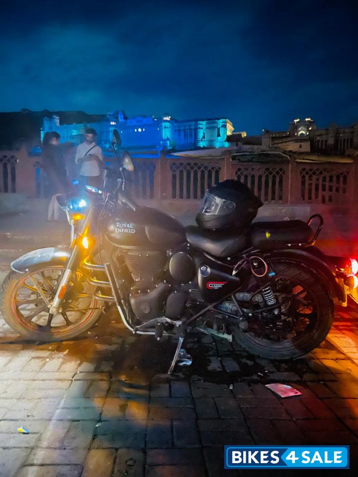 Royal Enfield Classic Stealth Black