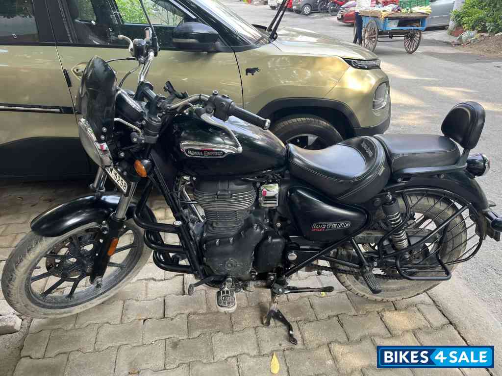 Black Royal Enfield Meteor 350 Stellar