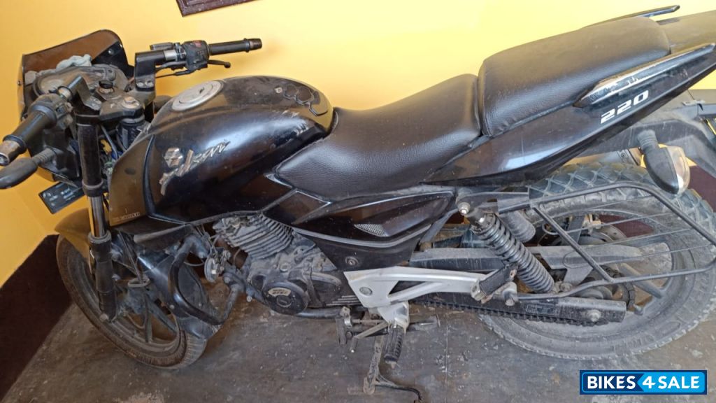 Black Bajaj Pulsar 220 DTSi