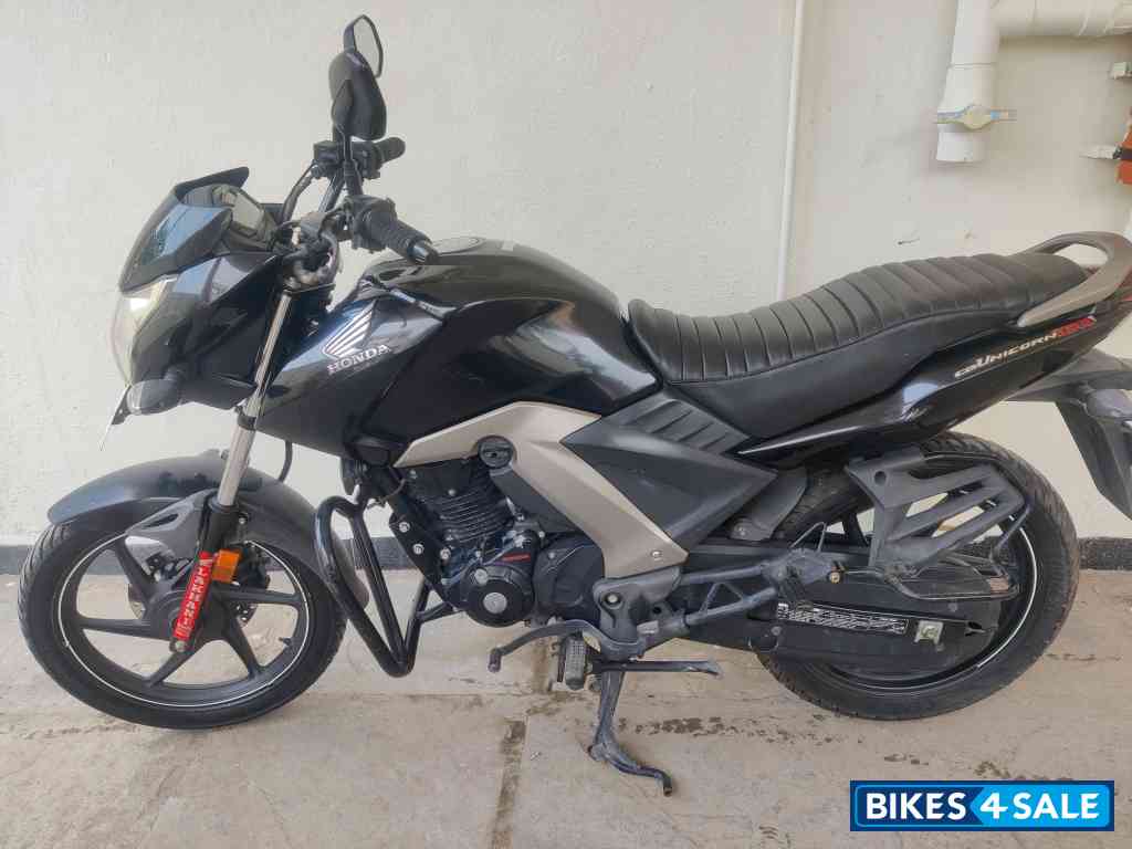 Black Honda CB Unicorn 160