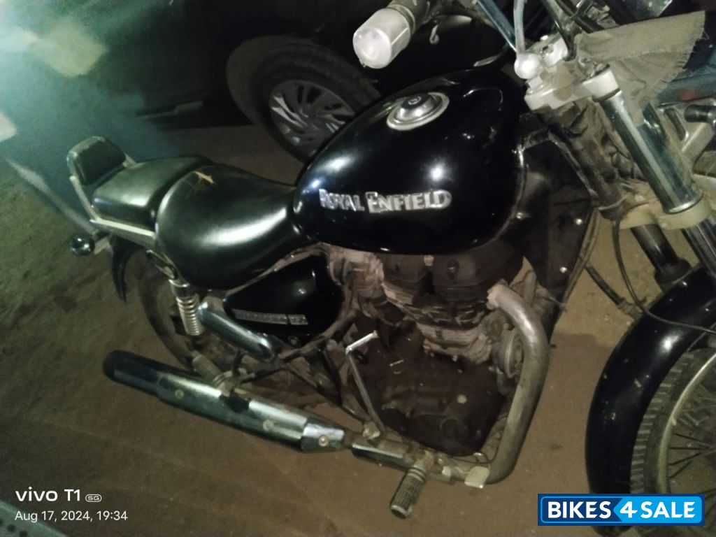 Black Royal Enfield Thunderbird 350 Black Royal Enfield Thunderbird 350