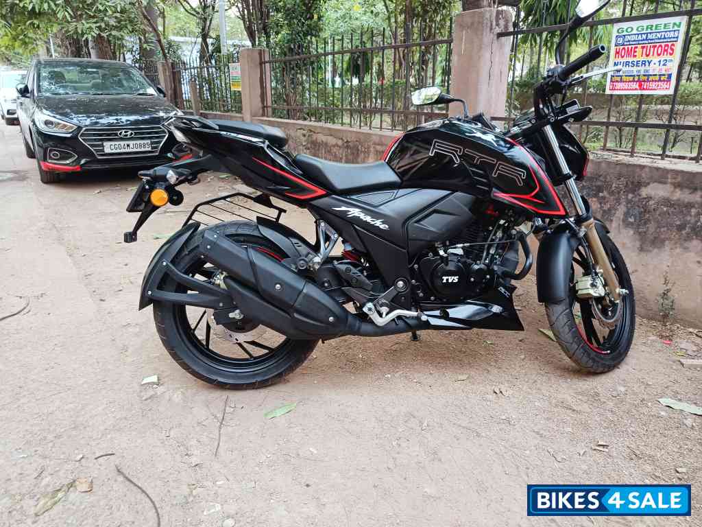 Black TVS Apache RTR 200 4V 2022