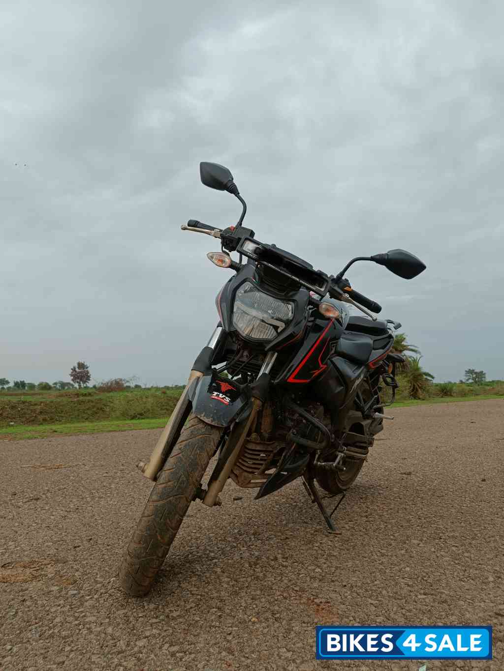 Black TVS Apache RTR 200 4V 2022