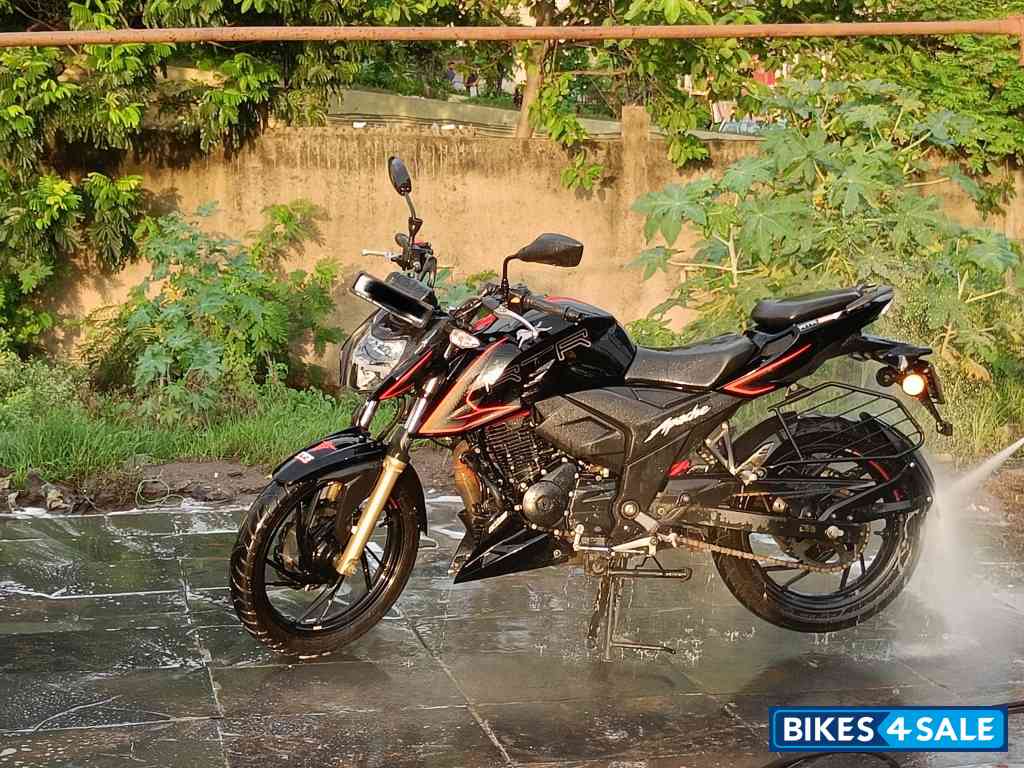 Black TVS Apache RTR 200 4V 2022