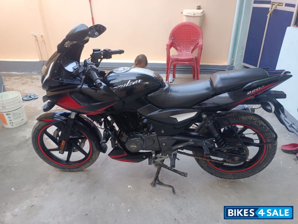 Black And Red Bajaj Pulsar 220F