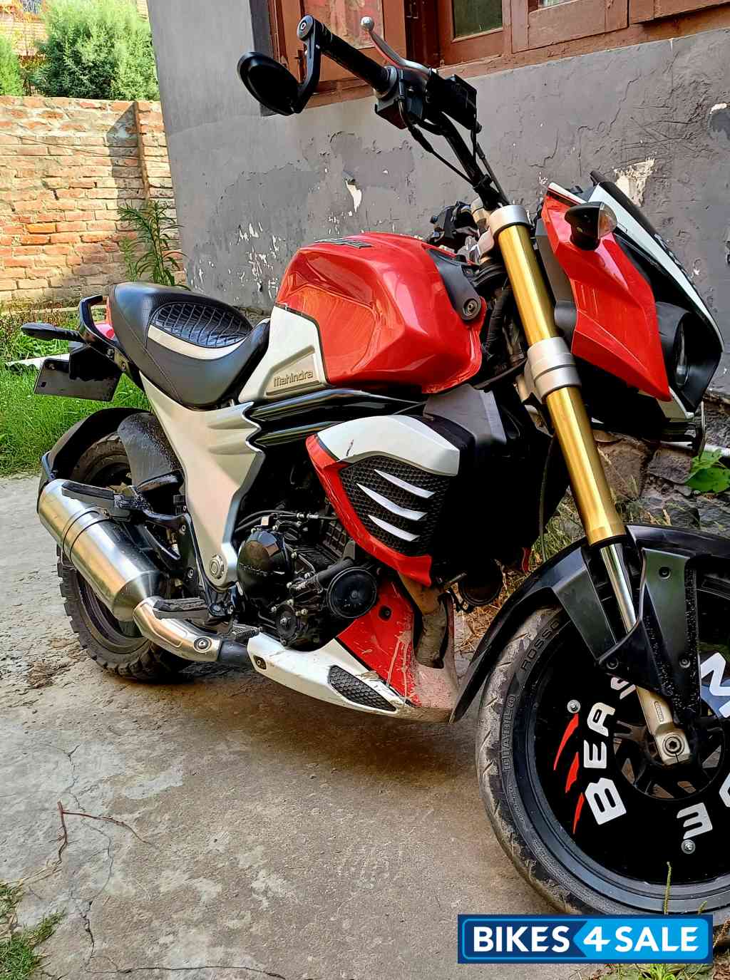 Mahindra Mojo XT 300