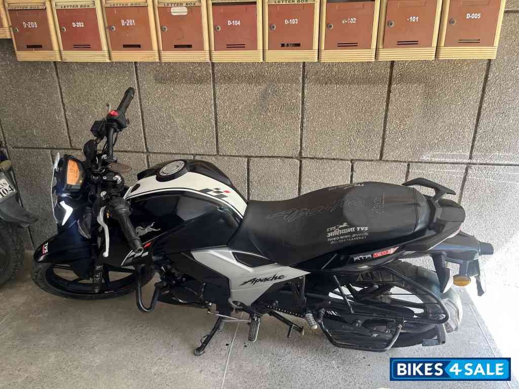 Black TVS Apache RTR 160 4V