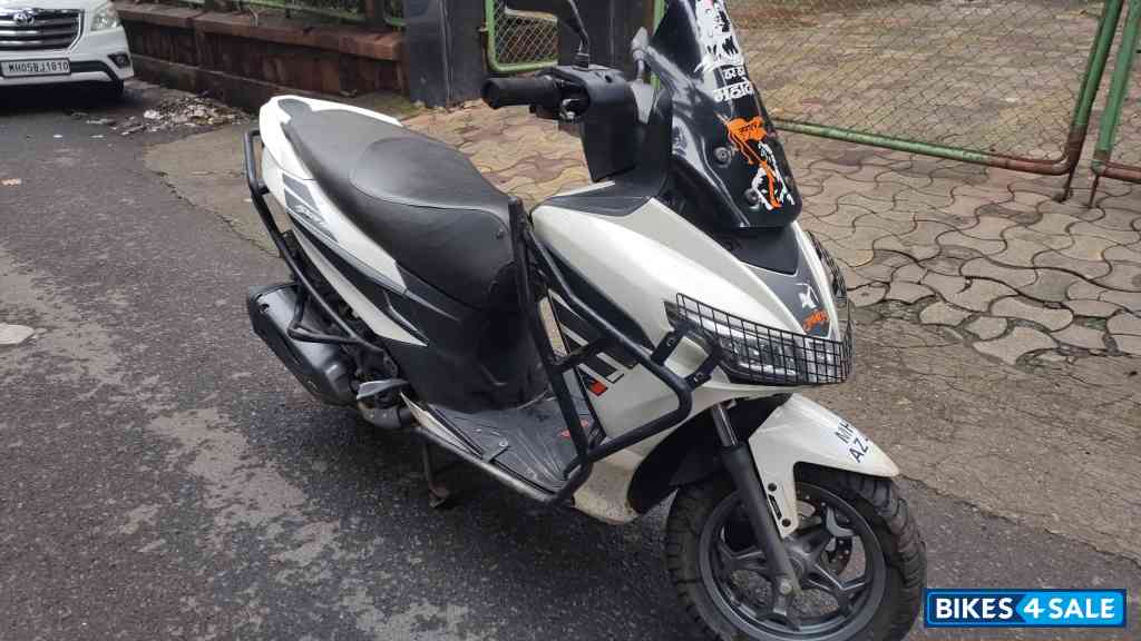 White Aprilia SXR 160 White Aprilia SXR 160