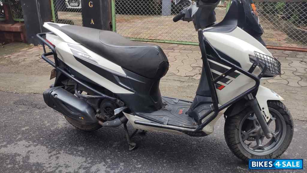 White Aprilia SXR 160 White Aprilia SXR 160