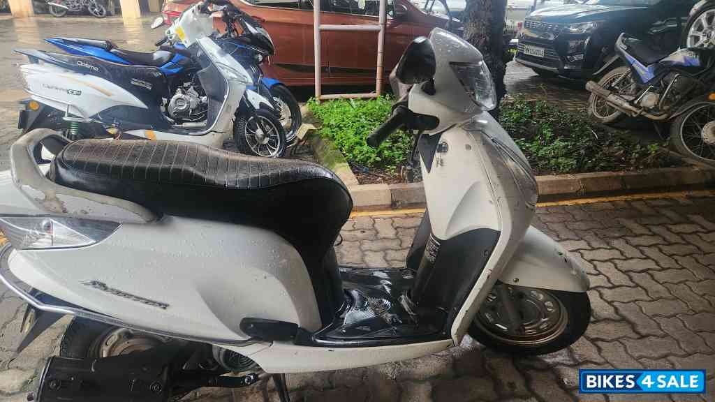 White Honda Aviator