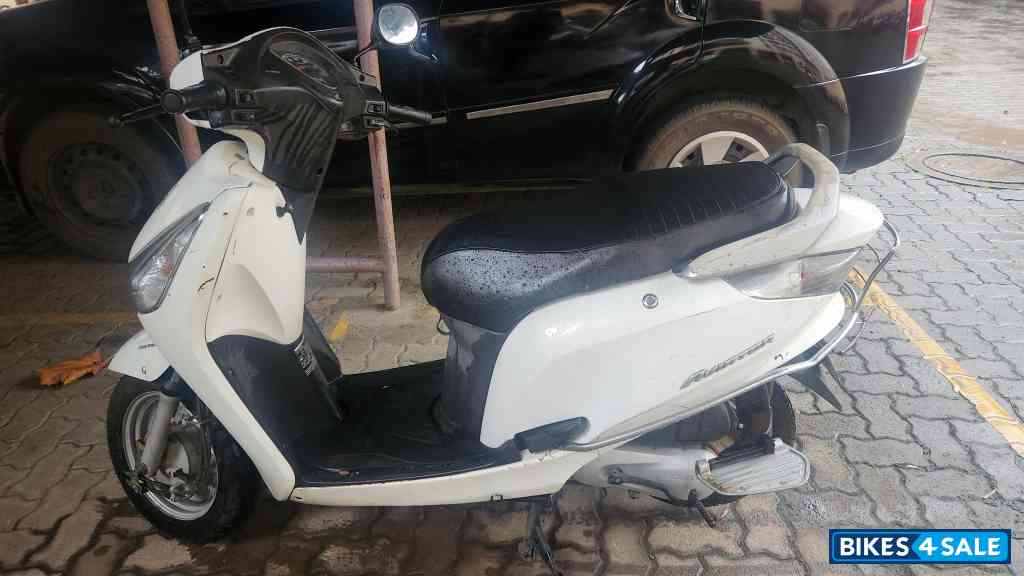 White Honda Aviator