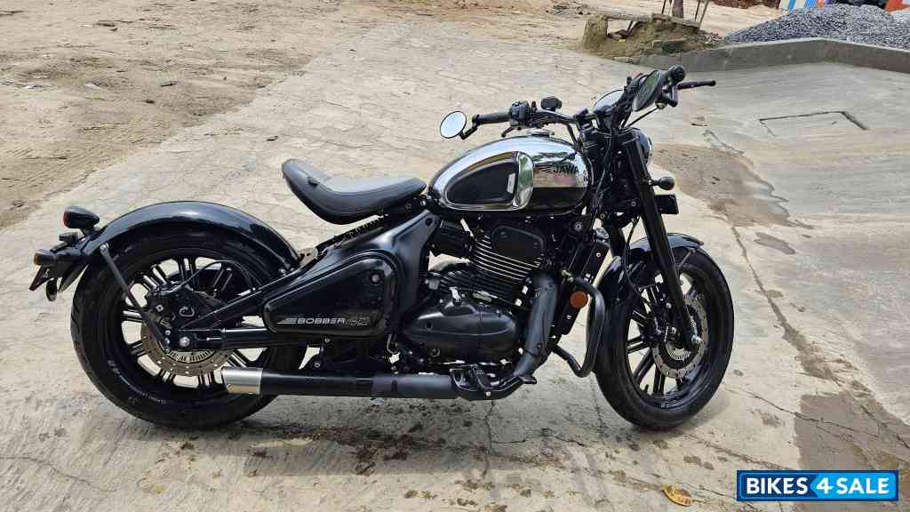 Jawa 42 Bobber Black Mirror