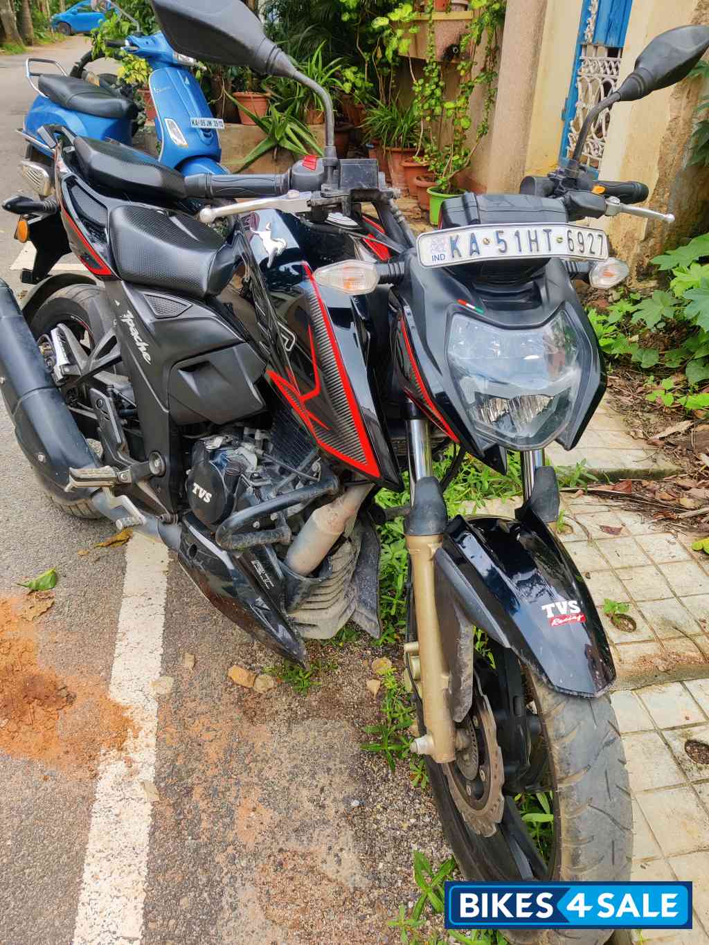 Black TVS Apache RTR 200 4V 2022