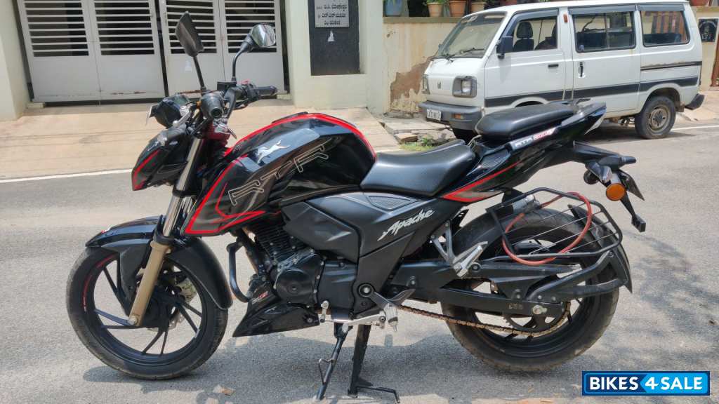 Black TVS Apache RTR 200 4V 2022