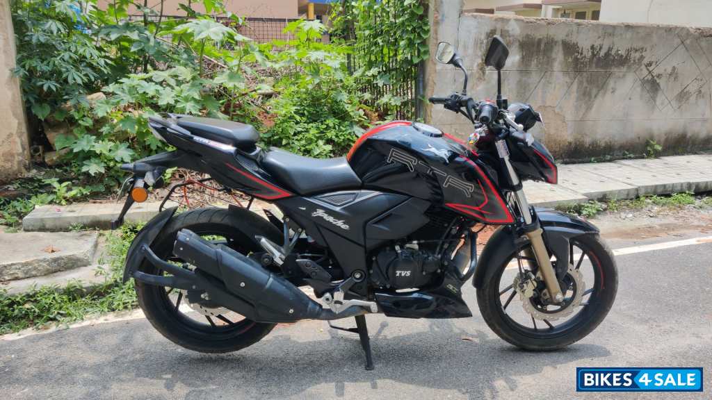 Black TVS Apache RTR 200 4V 2022