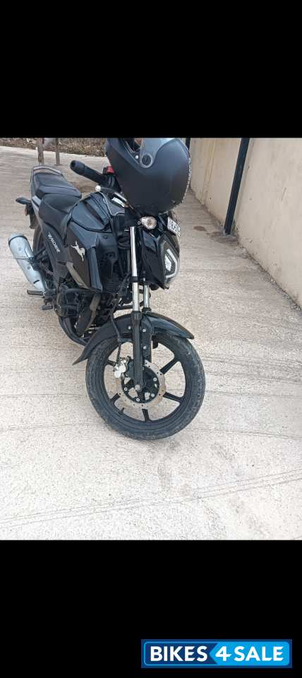 Black TVS Raider 125